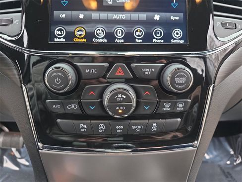 Used 2021 Jeep Grand Cherokee Laredo image 21