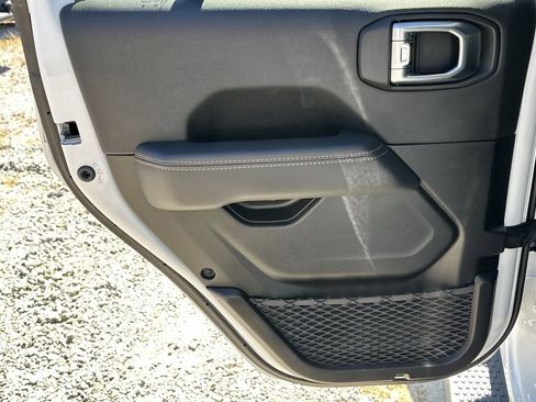 Used 2023 Jeep Wrangler Unlimited Sahara image 22