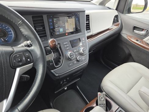 Used 2015 Toyota Sienna Limited Premium image 36