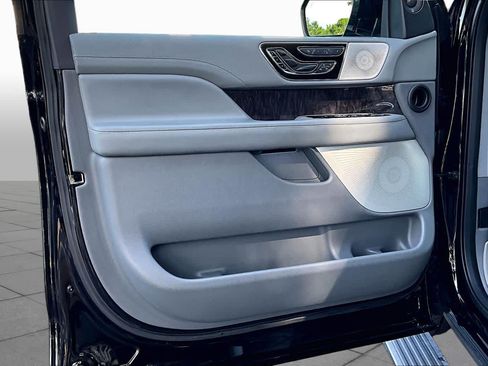 Used 2019 Lincoln Navigator Reserve AWD/4WD image 22