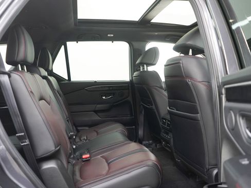Used 2025 Honda Pilot Black Edition image 12