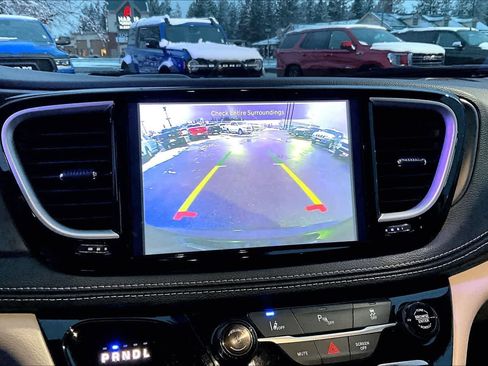 Used 2024 Chrysler Pacifica Select image 27