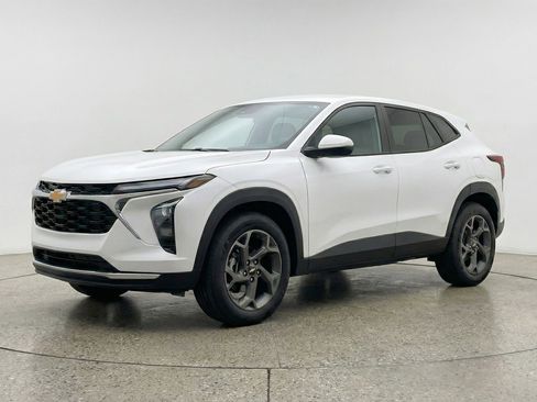 Used 2025 Chevrolet Trax LT FWD image 3