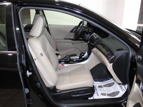 Used 2017 Honda Accord Touring image 27