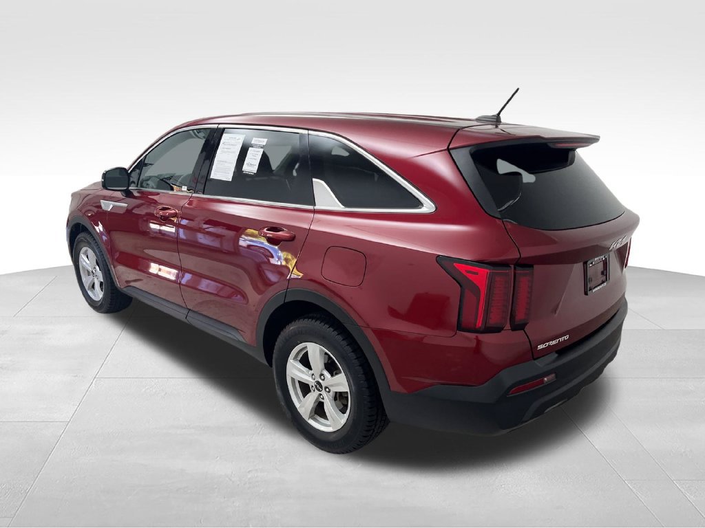 Used 2023 Kia Sorento LX FWD image 2