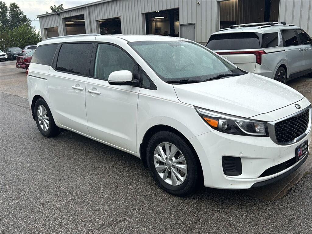 Used 2017 Kia Sedona LX w/ LX Essentials Premium Package FWD image 1