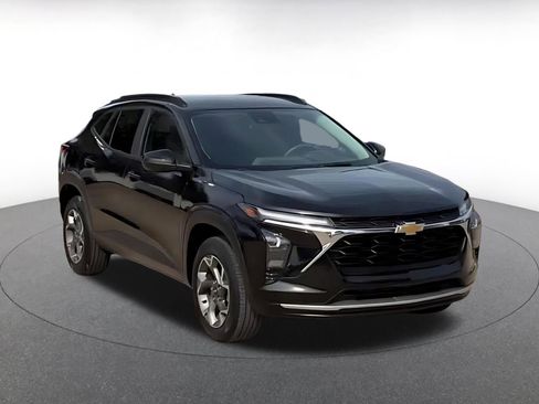 Used 2025 Chevrolet Trax LT image 3