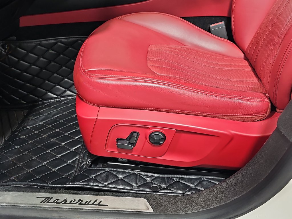 Used 2020 Maserati Levante AWD/4WD image 31