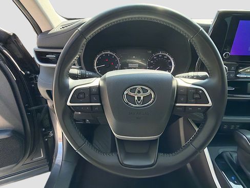 Used 2024 Toyota Highlander LE image 38