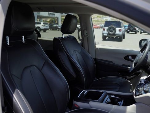 Used 2023 Chrysler Pacifica Limited image 26