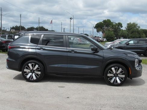 New 2025 Mitsubishi Outlander SE image 2