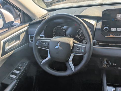 Used 2023 Mitsubishi Outlander SE image 80