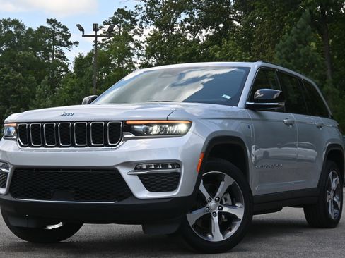 Used 2023 Jeep Grand Cherokee 4WD 4xe image 4