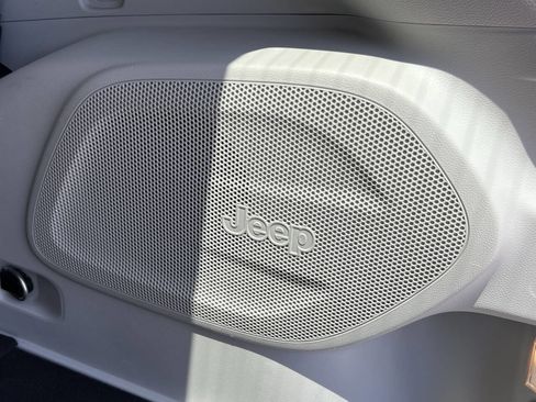 Used 2019 Jeep Cherokee Limited image 30