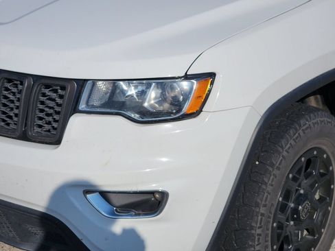 Used 2020 Jeep Grand Cherokee Laredo RWD image 3
