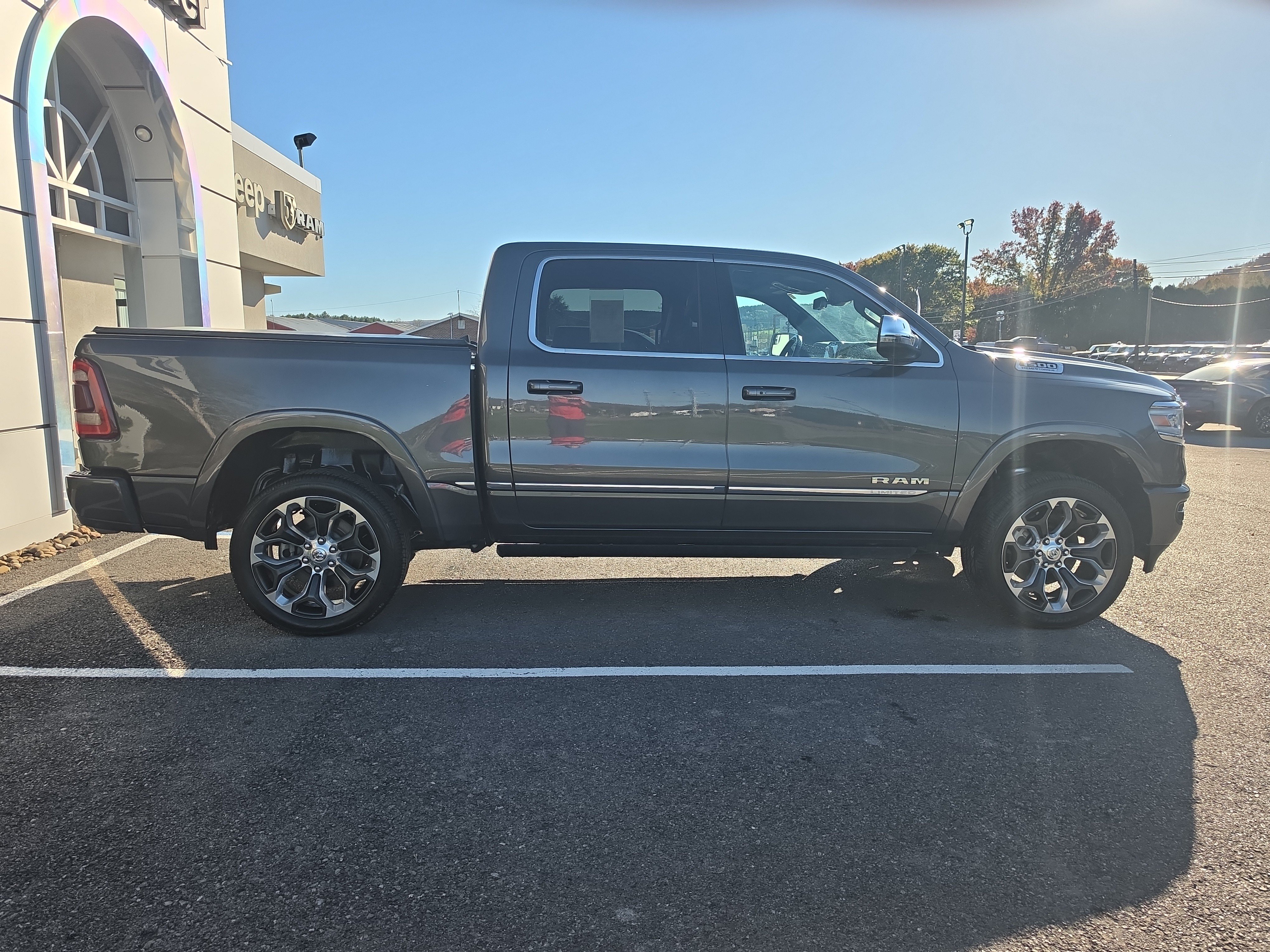 Used 2024 RAM 1500 Limited AWD/4WD image 2