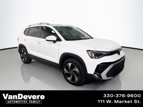 Used 2025 Volkswagen Taos SE AWD/4WD image 1