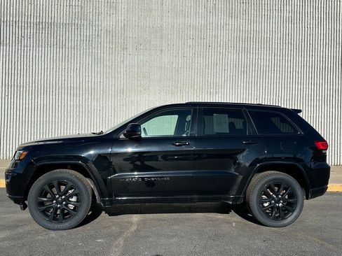 Used 2022 Jeep Grand Cherokee Laredo X image 2
