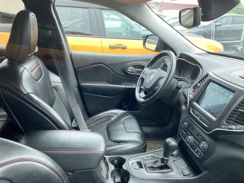 Used 2019 Jeep Cherokee Trailhawk w/ Cold Weather Group AWD/4WD image 4