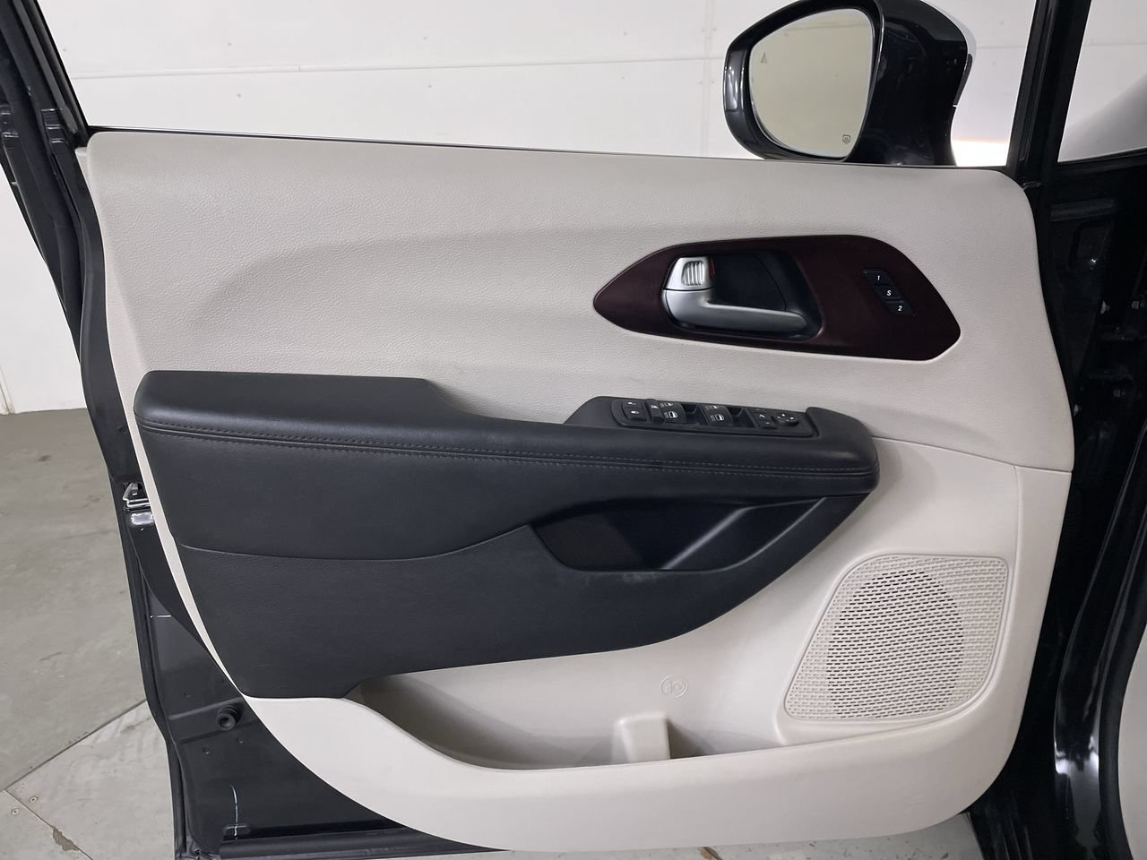 Used 2019 Chrysler Pacifica Limited FWD image 11