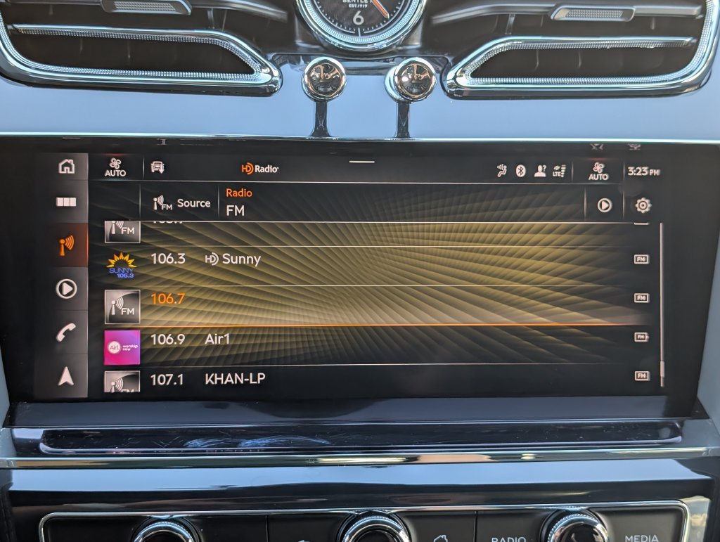 Used 2023 Bentley Bentayga Extended Wheelbase AWD/4WD image 19