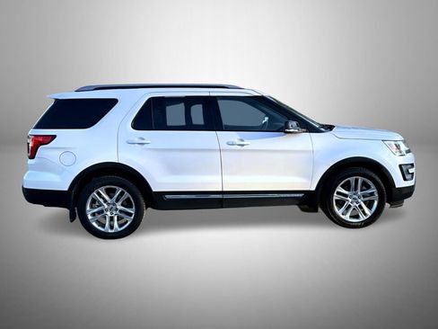 Used 2017 Ford Explorer XLT w/ Equipment Group 202A AWD/4WD image 4
