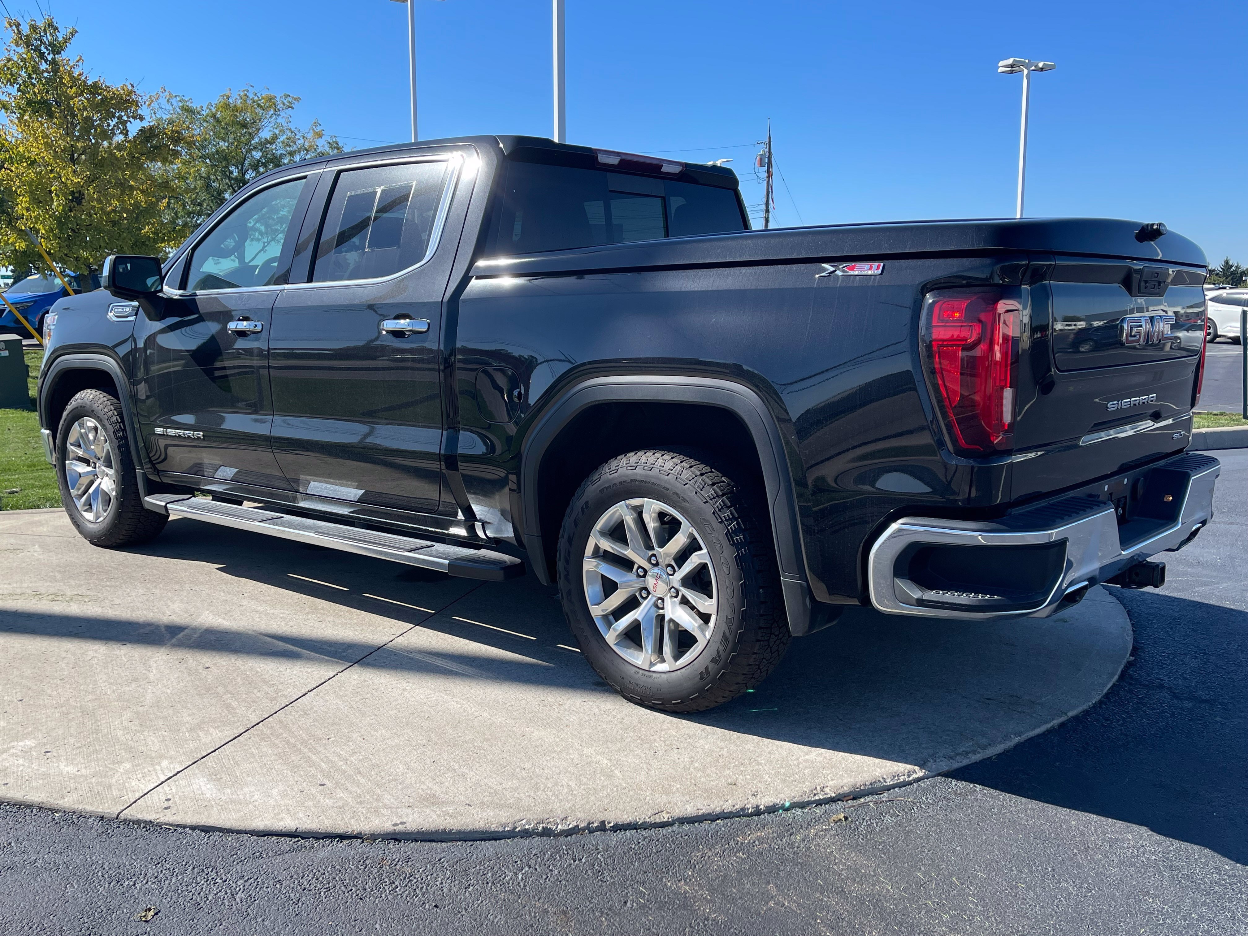 Used 2022 GMC Sierra 1500 SLT w/ SLT Premium Package AWD/4WD image 5