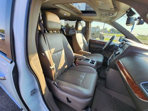 Used 2016 Chrysler Town & Country Touring-L FWD image 16
