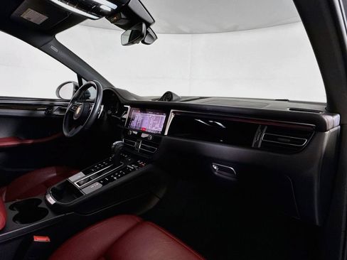 Certified 2024 Porsche Macan AWD/4WD image 17
