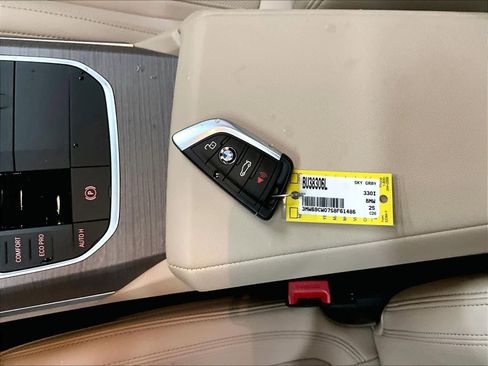 Used 2025 BMW 330i Sedan w/ Premium Package image 12