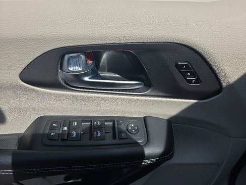 Used 2023 Chrysler Pacifica Touring-L FWD image 10