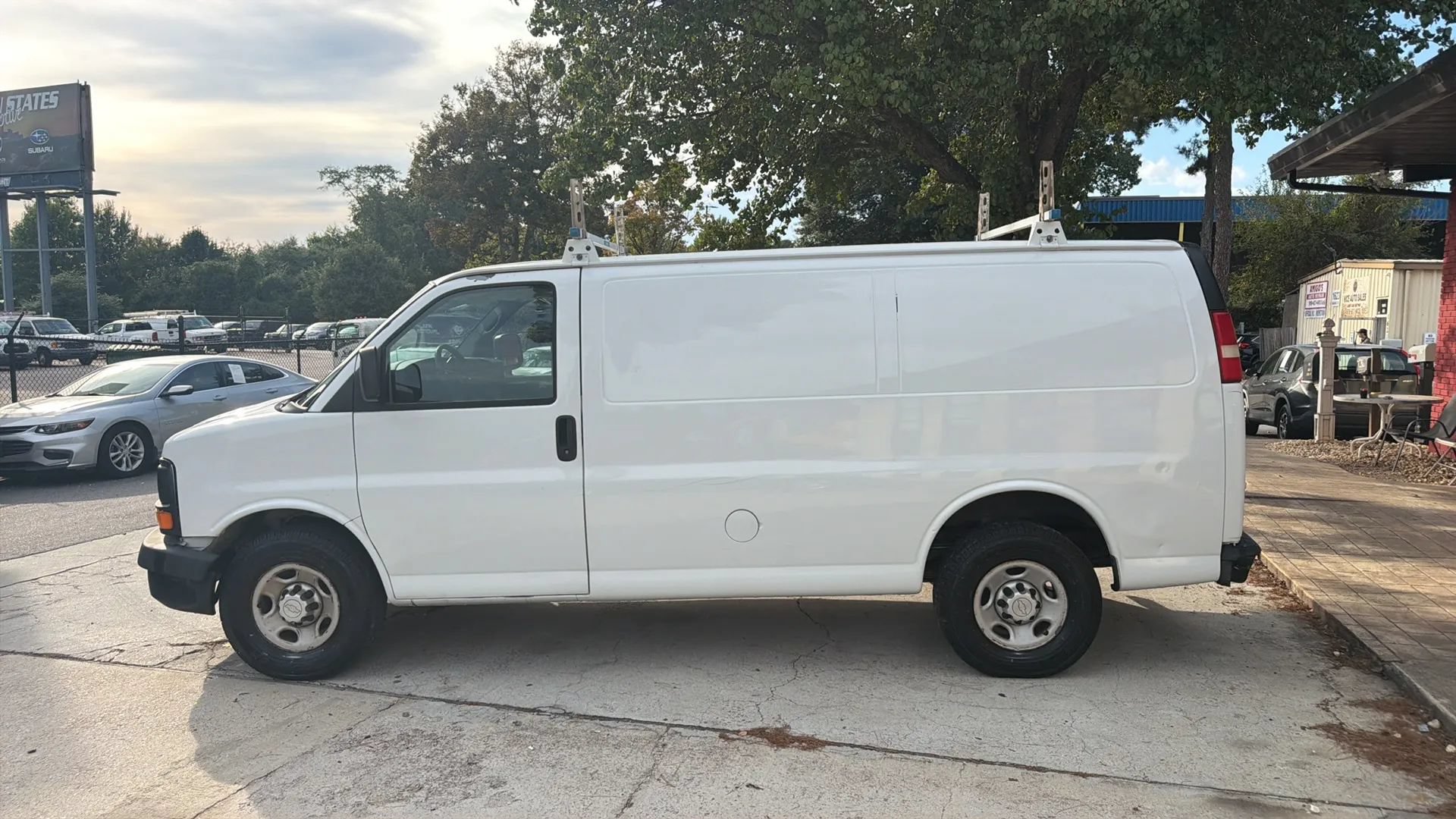 Used 2010 Chevrolet Express 2500 RWD image 2