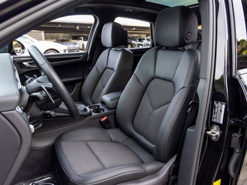 Certified 2025 Porsche Macan image 5