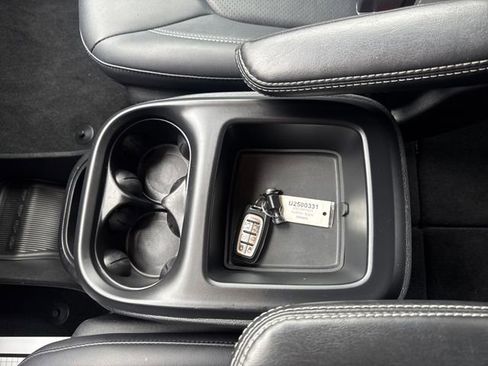 Used 2025 Chrysler Pacifica Select image 24