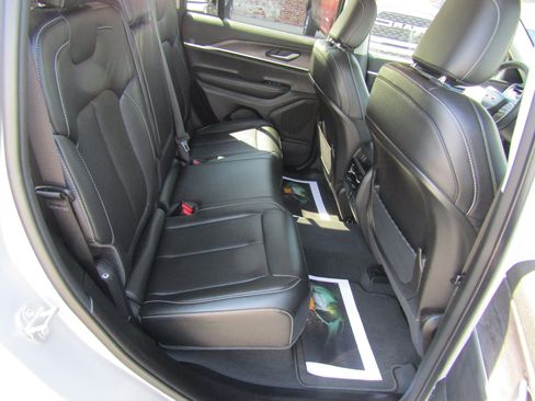 Used 2023 Jeep Grand Cherokee Limited AWD/4WD image 16