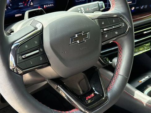 Used 2025 Chevrolet Traverse RS FWD image 30