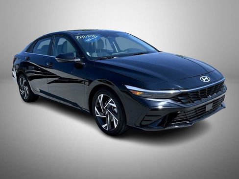 Used 2025 Hyundai Elantra Limited FWD image 3