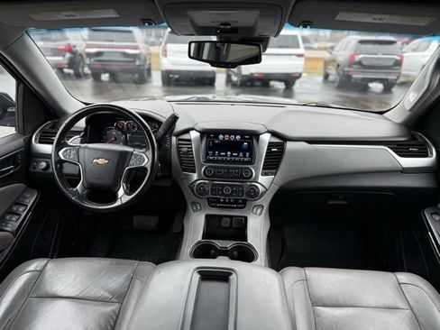 Used 2018 Chevrolet Suburban LT image 3