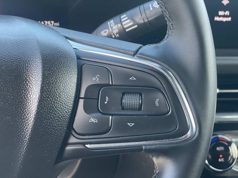 Used 2025 Buick Envista Sport Touring image 12