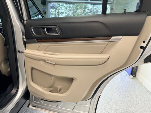 Used 2018 Ford Explorer Limited image 27