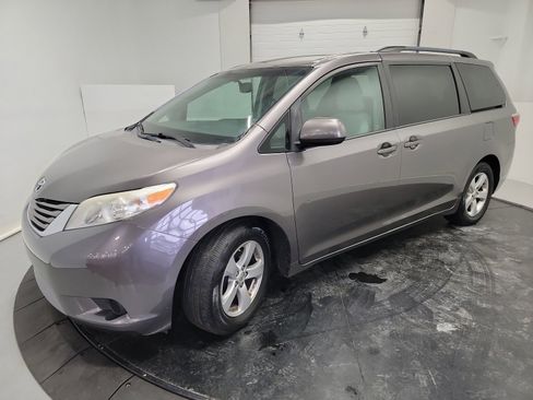 Used 2016 Toyota Sienna LE image 3