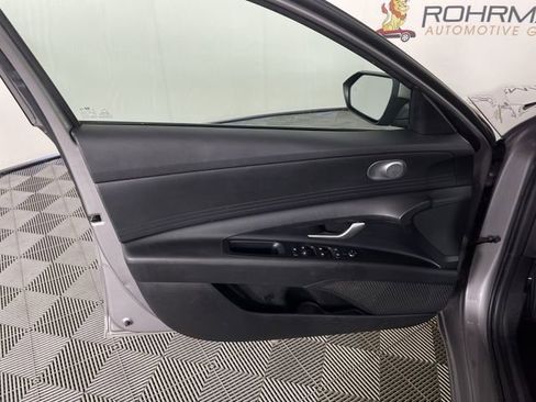 Used 2023 Hyundai Elantra SE w/ Preferred Accessory Package image 33