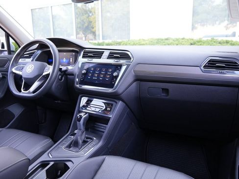 Used 2023 Volkswagen Tiguan SE w/ Panoramic Sunroof Package FWD image 5