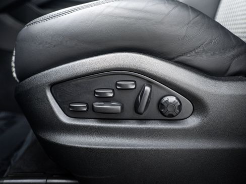 Certified 2025 Porsche Cayenne Turbo AWD/4WD image 20