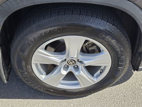 Used 2021 Toyota Highlander LE image 20