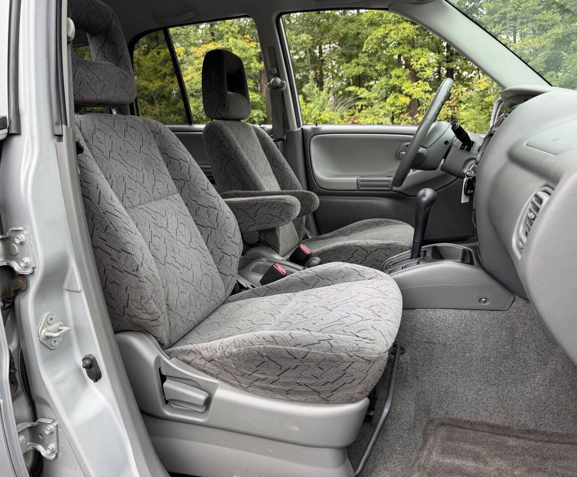 Used 2004 Chevrolet Tracker LT AWD/4WD image 27