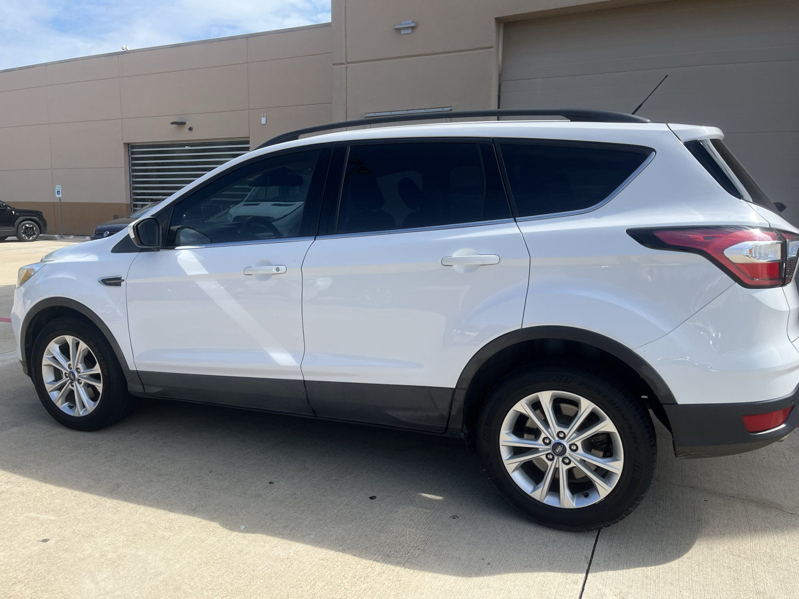 Used 2018 Ford Escape SE w/ Ford Safe & Smart Package FWD image 10
