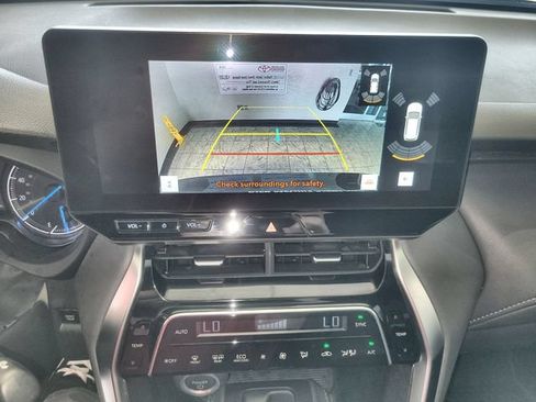 Used 2023 Toyota Venza XLE AWD/4WD image 17