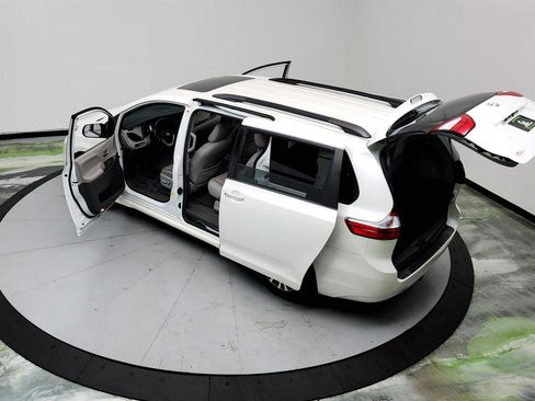 Used 2018 Toyota Sienna XLE image 41