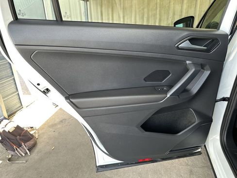 Used 2018 Volkswagen Tiguan SE AWD/4WD image 27